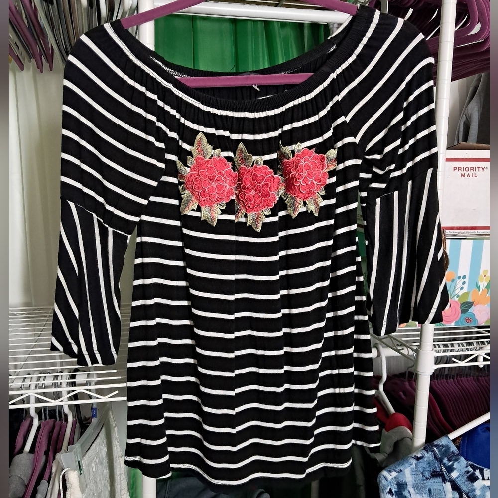 West Kei size small black and white top floral embroidery